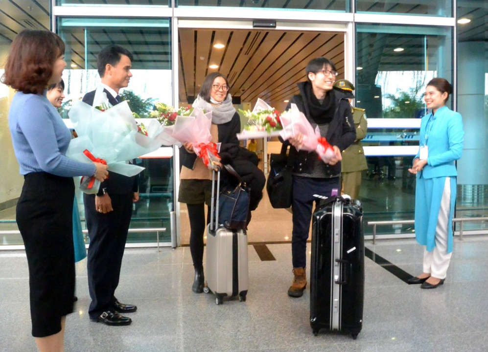 Du khách Naoya Yamauchi và bạn gái rất vui và bất ngờ khi xuống sân bay được chào đón nồng nhiệt và thân thiện