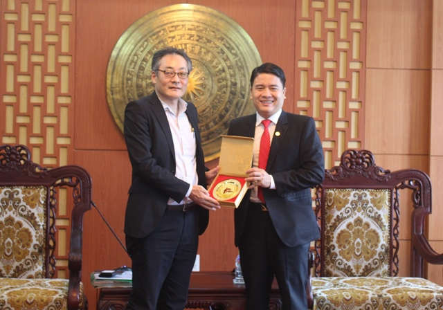 Phó Chủ tịch UBND tỉnh Quảng Nam Trần Văn Tân tặng quà lưu niệm cho ông NIIMI Tatsuya (ảnh: Mai Chi)