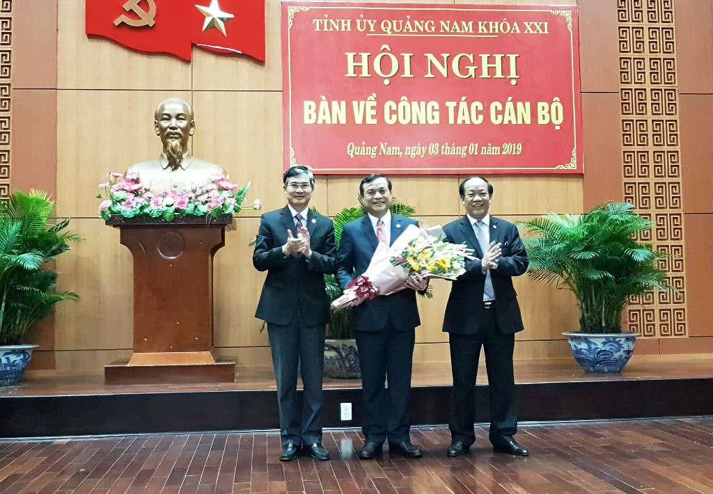 Ông Phan Việt Cường (giữa) được bầu giữ chức Bí thư Tỉnh uỷ Quảng Nam nhiệm kỳ 2015-2020 