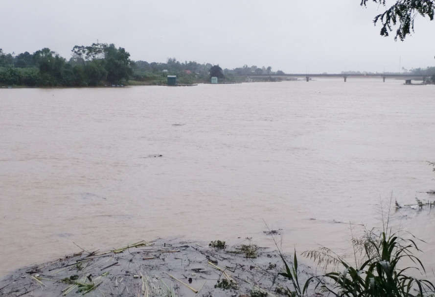 Huế đang mưa, mực nước trên sông Bồ đã trên mức báo động 1