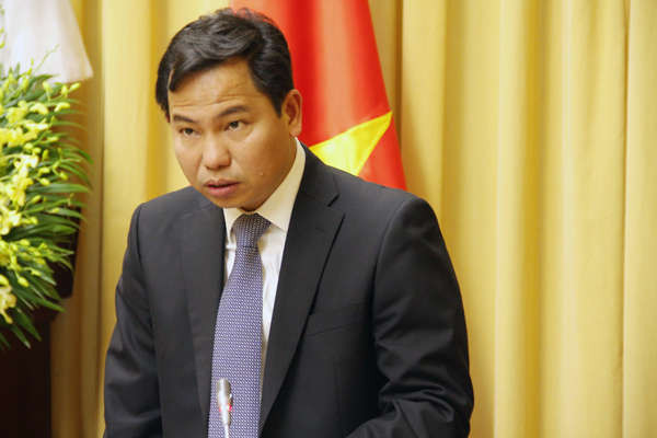 Ông Lê Quang Mạnh – Thứ trưởng Bộ Kế hoạch và Đầu tư báo cáo tóm tắt Pháp lệnh sửa đổi, bổ sung một số điều của 04 pháp lệnh có liên quan đến quy hoạch