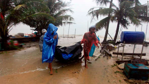 Người dân địa phương dọn dẹp bờ biển vào ngày 4/1 để chuẩn bị cho cơn bão đang đến gần ở Pak Phanang, tỉnh Nakhon Si Thammarat, phía Nam Thái Lan