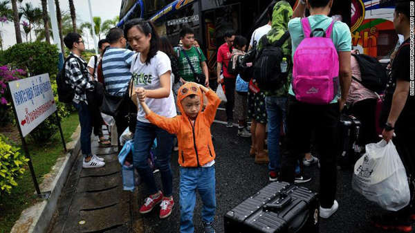 Các du khách Trung Quốc đem hành lý trở lại sân bay Surat Thani ở miền Nam Thái Lan sau khi tour du lịch bằng thuyền bị hủy hoãn do bão