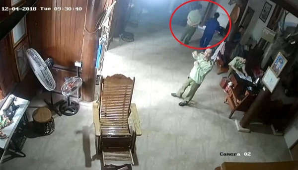 Hình ảnh camera an ninh nhà ông Hùng ghi lại các cán bộ QLTT vào nhà ông ngày 04/12/2018