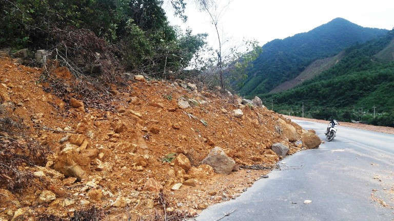 Hàng trăm m3 đất, đá tràn xuống đường tại khu vực thôn Tà Lang, xã Hòa Bắc