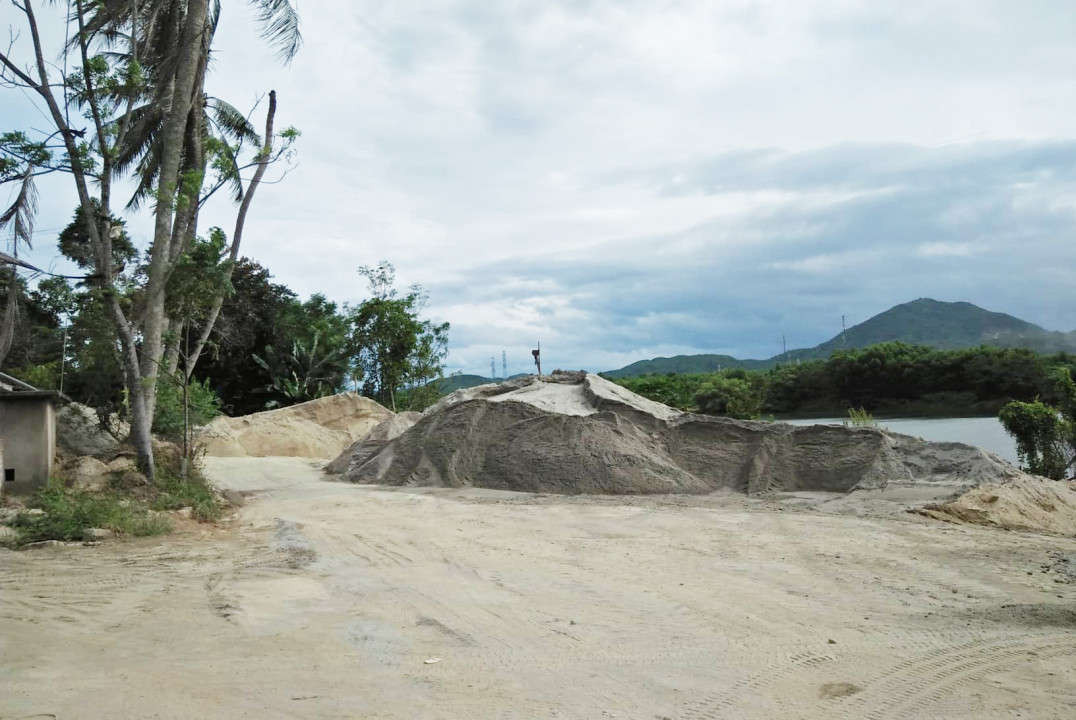 Nhiều bãi tập kết cát, sỏi trái phép vẫn tồn tại dọc sông Hương…