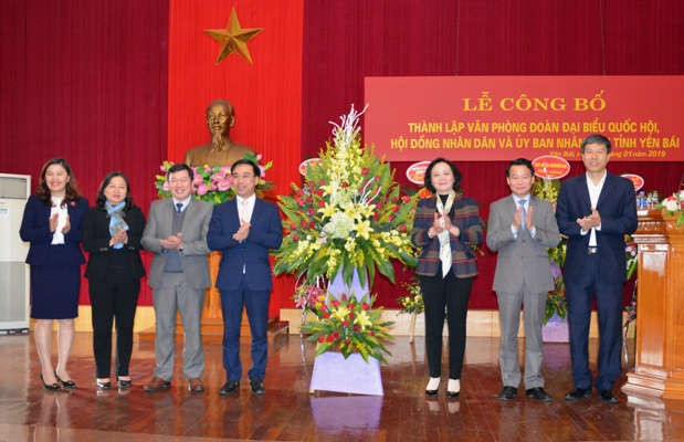 Các đồng chí lãnh đạo tỉnh tặng hoa chúc mừng Văn phòng Đoàn ĐBQH - HĐND và UBND tỉnh