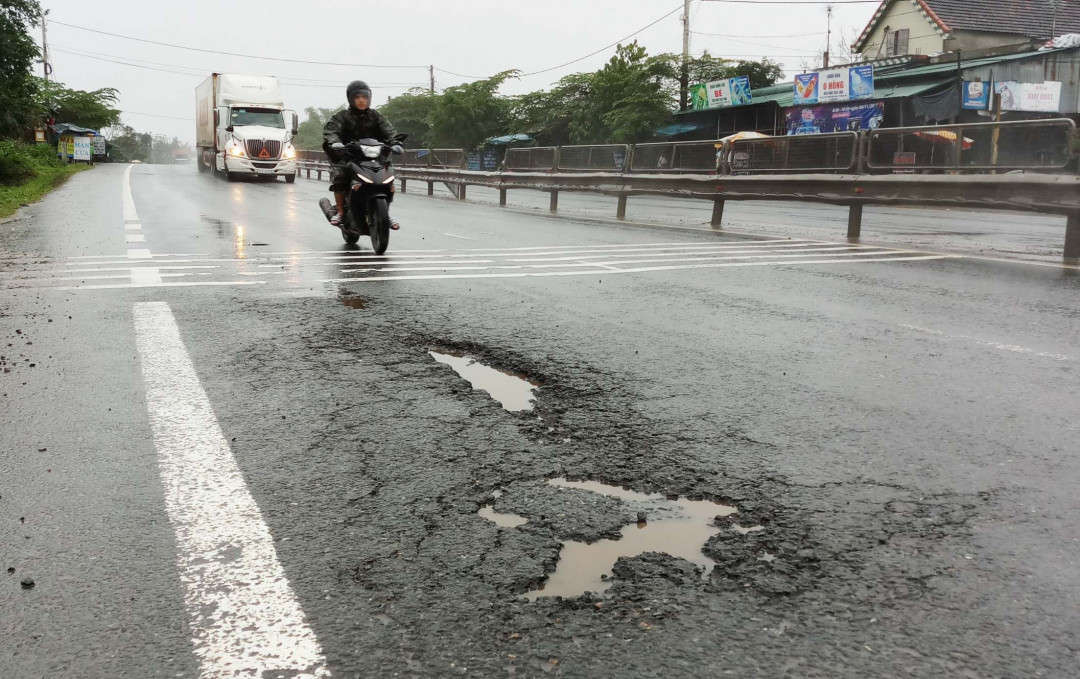 Quốc lộ 1 đoạn qua địa bàn huyện Phú Lộc- tỉnh Thừa Thiên Huế đang xuống cấp, hư hỏng
