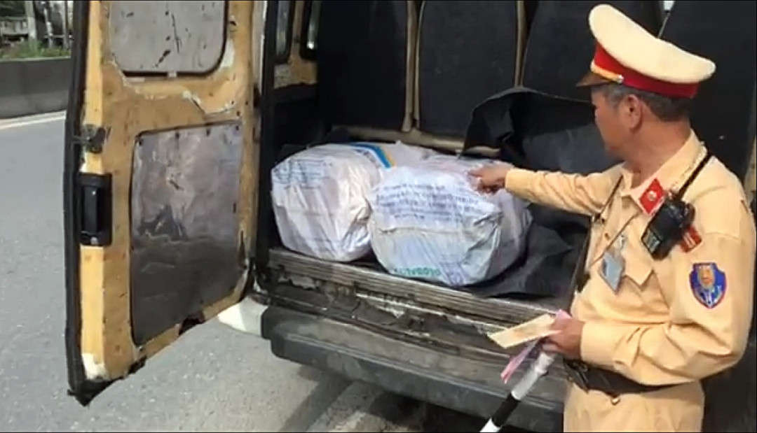 Tổ công tác của Trạm CSGT Thăng Bình phát hiện trên xe khách có 2 bao tải mỡ động vật trọng lượng khoảng 100kg