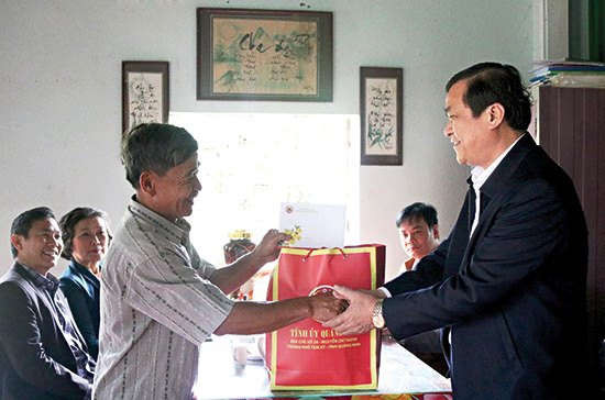 Lãnh đạo tỉnh Quảng Nam tặng quà Tết (2018) cho cán bộ hưu trí tại huyện Đại Lộc (Quảng Nam). Ảnh: Báo Quảng Nam