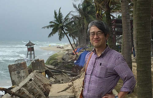 GS. TS Hitoshi Tanak tại bờ biển Cửa Đại - Hội An (Quảng Nam). Ảnh: Thời Đại
