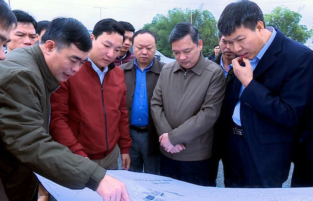 Trưởng đoàn Đại biểu Quốc hội tỉnh Yên Bái cùng các đại biểu xem xét quy hoạch kế hoạch sử dụng đất trên địa bàn thị xã Nghĩa Lộ. 