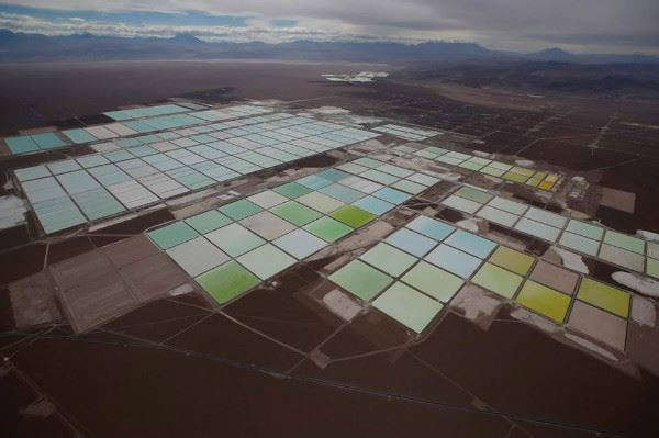 Toàn cảnh trên không cho thấy các bể nước muối của mỏ lithium SQM ở hoang mạc muối Atacama ở miền Bắc Chile vào ngày 10/1/2013. Ảnh: Reuters / Ivan Alvarado