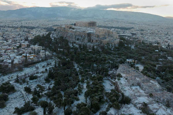 Ngôi đền cổ Parthenon được nhìn từ trên đỉnh đồi Acropolis sau khi tuyết rơi ở Athens, Hy Lạp vào ngày 8/1/2019. Ảnh: Reuters/Giorgos Moutafis