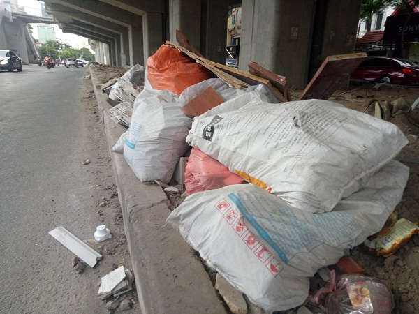 Hà Nội: Xử lý tình trạng tập kết, đốt rác thải chân cầu đường sắt Cát Linh - Hà Đông