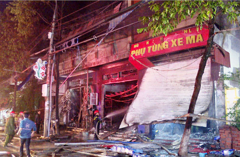 Hiện trường vụ cháy gây thiệt hại 3 ngôi nhà tại Lào Cai