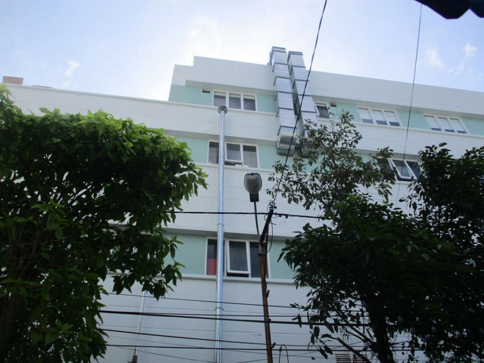 Mùi hôi phát tán từ ống khói thoát hơi của máy sấy tại khu vực giặt ủi của Bệnh viện nằm sát đường Tô Vĩnh Diện