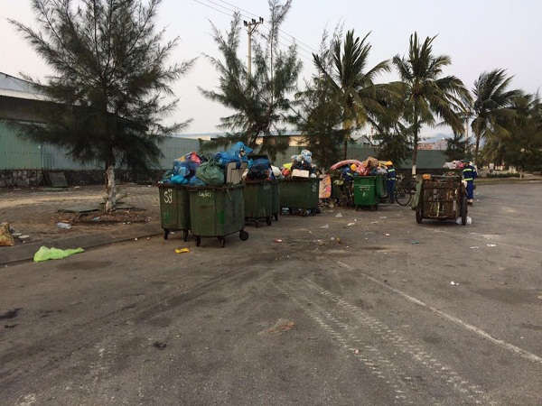 UBND thành phố yêu cầu Công ty CP Môi trường đô thị Đà Nẵng phải huy động toàn bộ công nhân ở các điểm tập kết rác, thường xuyên vệ sinh, thu dọn gọn gàng, hạn chế vương vãi, mất mỹ quan 