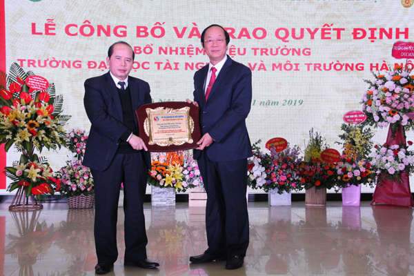 Thứ trưởng Bộ TN&MT Võ Tuấn Nhân trao biểu trưng ghi công của Bộ TN&MT đối với PGS.TS Nguyễn Ngọc Thanh, nguyên Hiệu trưởng Nhà trường