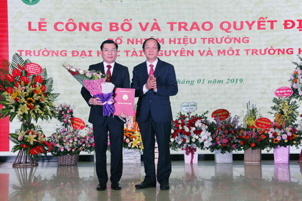 Thứ trưởng Bộ TN&MT Võ Tuấn Nhân trao Quyết định bổ nhiệm Hiệu trưởng trường Đại học TN&MT Hà Nội