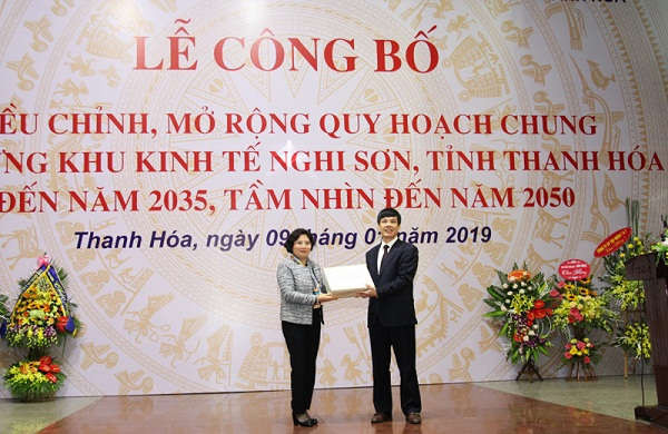 Thứ trưởng Bộ Xây dựng - Phan Thị Mỹ Linh trao hồ sơ đồ án quy hoạch cho lãnh đạo tỉnh Thanh Hóa.