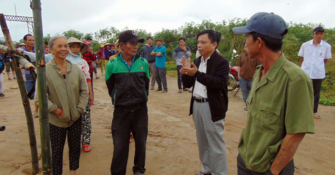 Người dân tập trung phản đối dự án nạo vét lạch nước Khe Gai