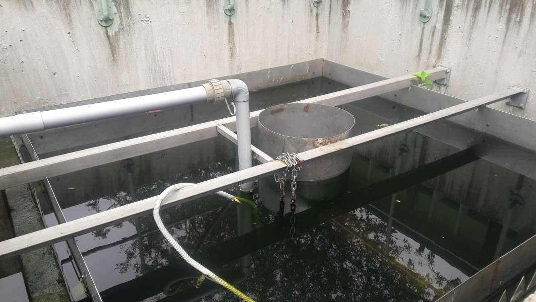 Công trình xử lý nước thải lỏng của trung tâm đang dừng hoạt động vì mô tơ máy bơm bị hỏng