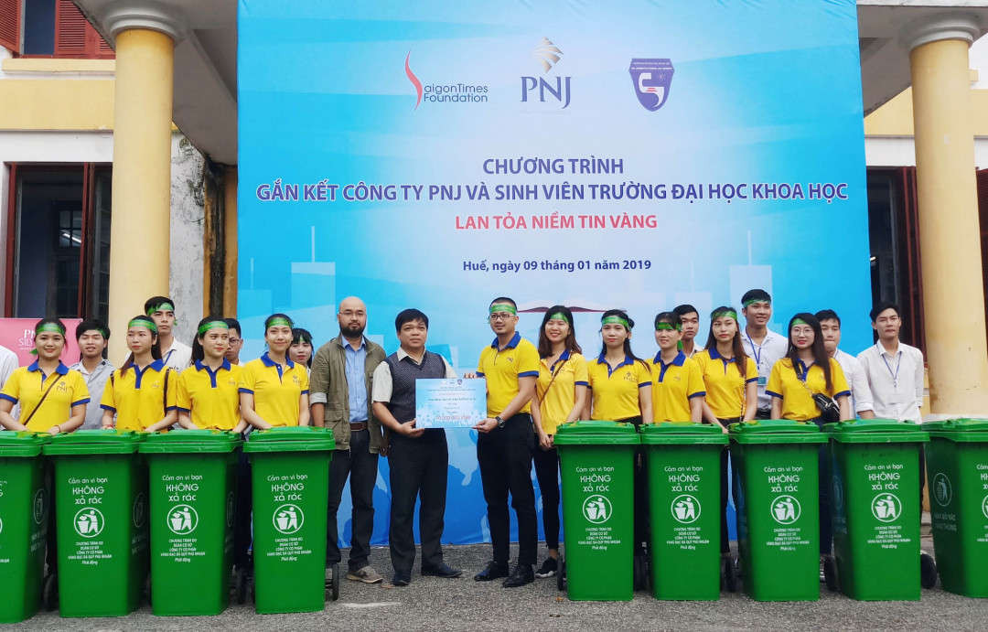 Công ty PNJ trao tặng 10 thùng rác cho trường Đại học Khoa học Huế, qua đó góp phần giữ gìn vệ sinh…