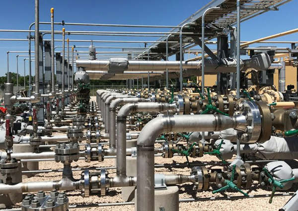 Thiết bị được sử dụng để xử lý CO2, dầu thô và nước tại một dự án phục hồi dầu tăng cường của Tập đoàn dầu khí Occidental ở Hobbs, New Mexico, Mỹ vào ngày 3/5/2017. Ảnh: Reuters / Ernest Scheyder