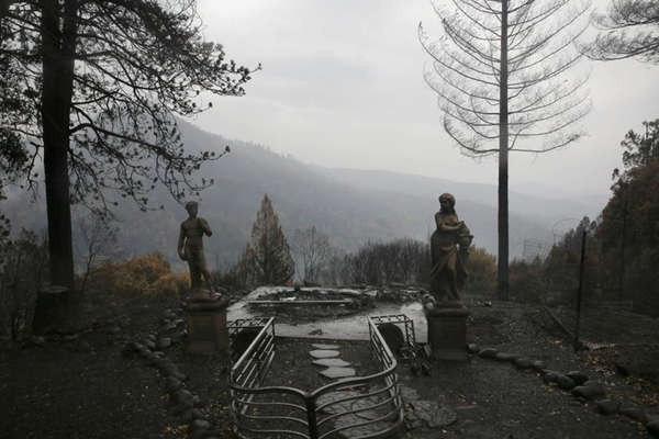 Hình ảnh các bức tượng tại một khu vực bị phá hủy do vụ cháy rừng Camp Fire ở Paradise, California, Mỹ vào ngày 21/11/2018. Ảnh: Reuters / Elijah Nouvelage