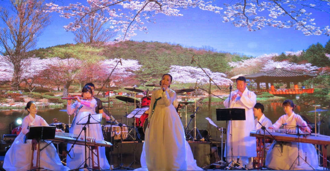 Phó Chủ tịch UBND tỉnh Quảng Nam Lê Trí Thanh tặng quà lưu niệm cho đại diện Trường Đại học Nữ sinh Dongduk nhân sự kiện “Ngày văn hóa Hàn Quốc tại Quảng Nam