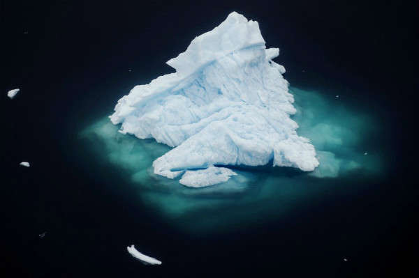 Một tảng băng trôi nổi trong một vịnh hẹp gần thị trấn Tasiilaq, Greenland vào ngày 24/6/2018. Ảnh: Reuters/ Lucas Jackson