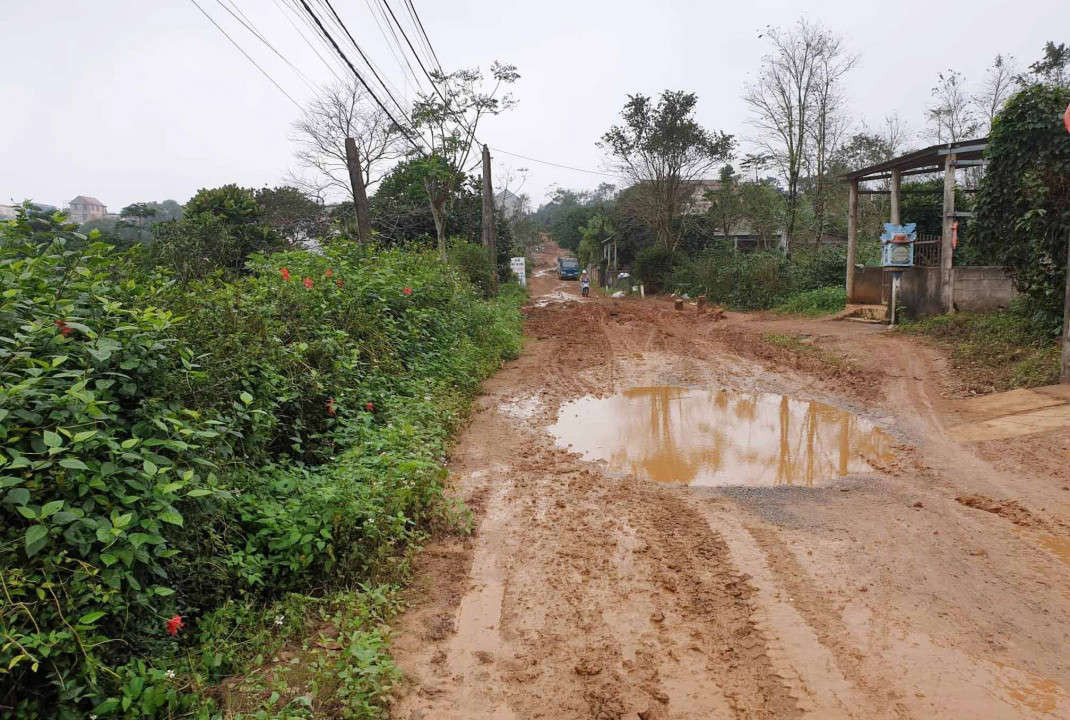 Con đường Hà Huy Tập tại thị trấn Khe Sanh đang xuống cấp trầm trọng