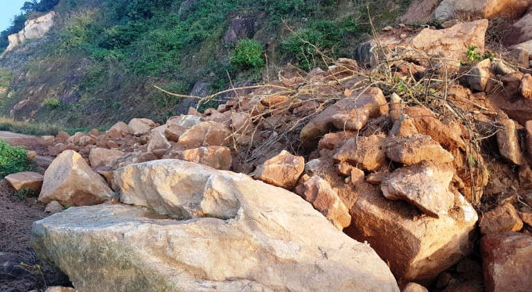 Những tảng đá 'khủng' cao chất ngất án ngữ dọc đường Yết Kiêu (đoạn gần Cảng Tiên Sa) đi lên bán đảo