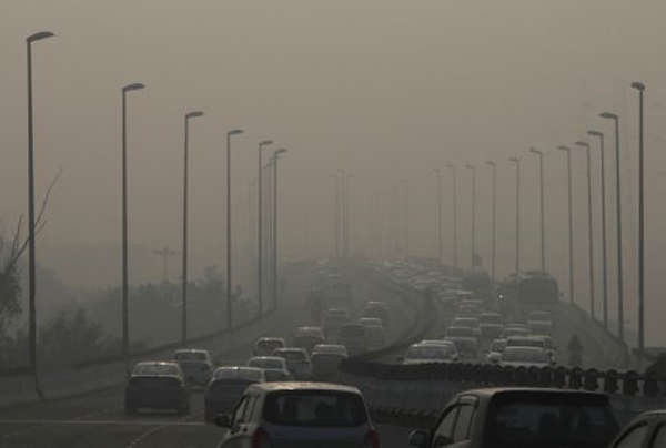 Các phương tiện di chuyển trong không khí ô nhiễm ở New Delhi, Ấn Độ vào ngày 7/1/2019. Ảnh: Reuters / Anushree Fadnavis