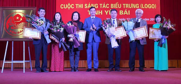 Lãnh đạo tỉnh Yên Bái tặng hoa và chứng nhận cho tác giả của tác phẩm biểu trưng logo chính thức cuả tỉnh Yên Bái