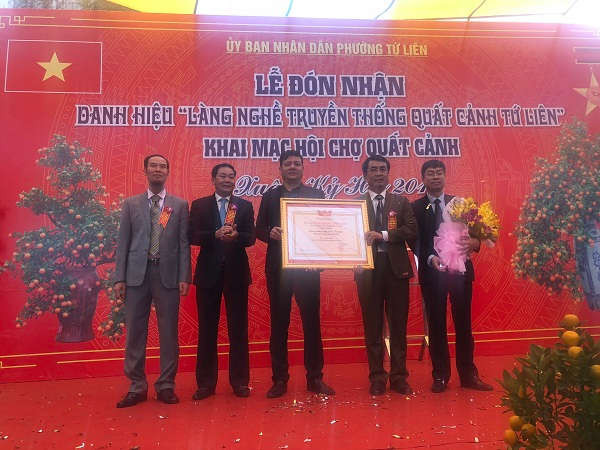 Ông Vũ Hồng Sơn - Phó Chủ tịch UBND thành phố Hà trao Quyết định công nhận Làng nghề truyền thống cho cán bộ, nhân dân Tứ Liên