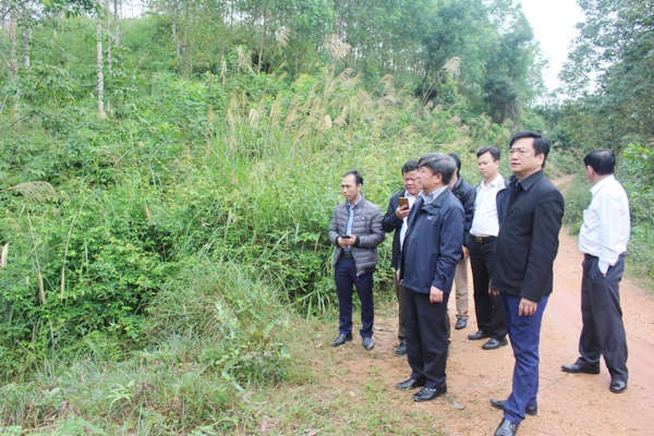 PGS.TS. Trịnh Văn Tuyên cùng các chuyên gia Viện Công nghệ môi trường, lãnh đạo Sở TN&MT trực tiếp hiện trường, đánh giá địa điểm để lựa chọn xây dựng khu xử lý rác thải