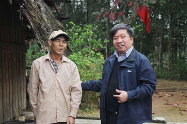 PGS.TS. Trịnh Văn Tuyên- Viện trưởng Viện Công nghệ môi trường trức tiếp đến hộ dân nắm tình hình