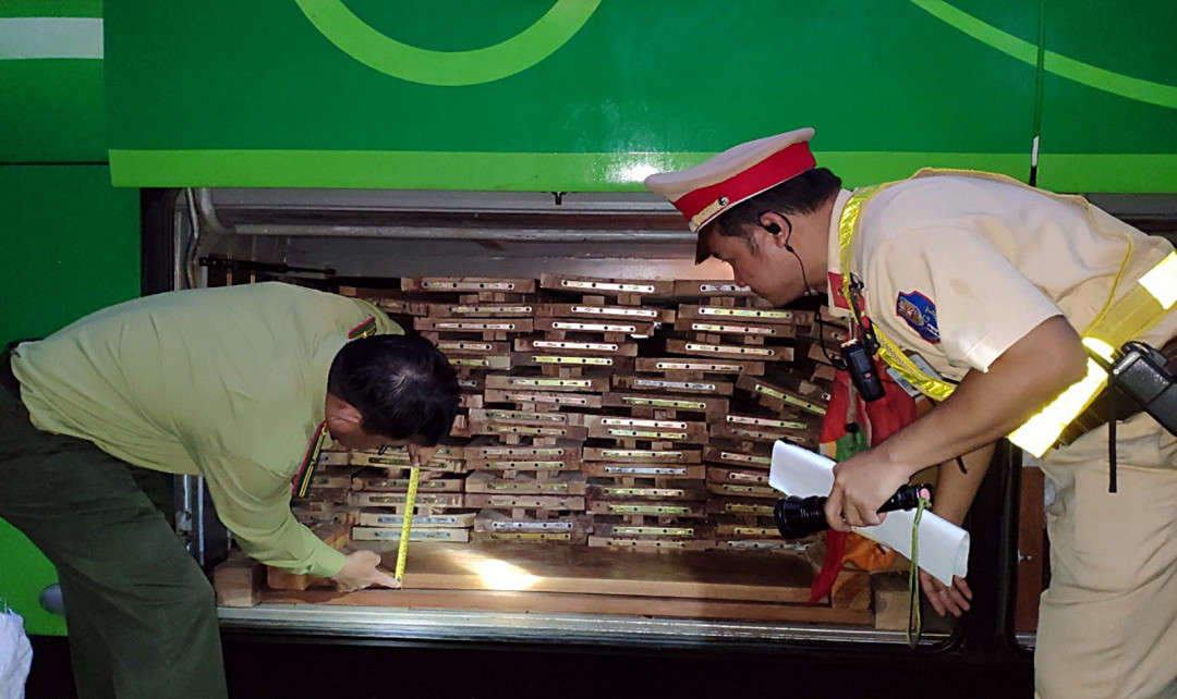 Trạm CSGT Thăng Bình thuộc Phòng CSGT đường bộ, đường sắt Công an tỉnh Quảng Nam trong lúc làm nhiệm vụ, phát hiện trên 2 ôtô khách có chứa 41 bộ giường gỗ (khoảng 10m3), không xuất trình được giấy tờ chứng minh nguồn gốc