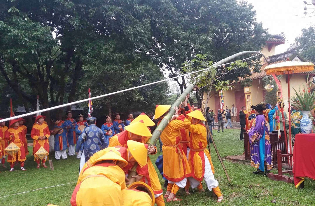 Dựng cây nêu ngày Tết trong Đại nội Huế