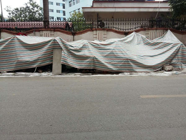 Tình trạng tương tự đang diễn ra trên phố Lê Trọng Tấn, quận Thanh Xuân