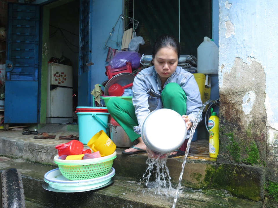 Suốt gần 40 năm qua, 19 hộ dân thuộc Tổ dân phố 7, phường Trần Hưng Đạo, thành phố Quảng Ngãi vẫn sống chung với cảnh “khát” nước sạch trầm trọng