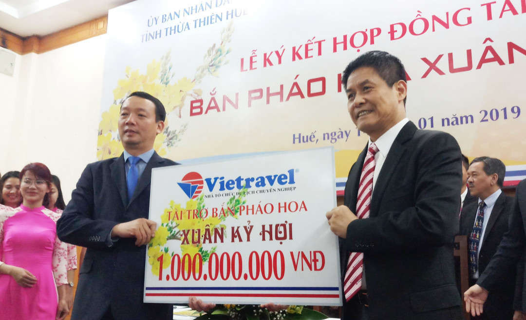 Đại diện tỉnh Thừa Thiên Huế và Vietravel ký kết tài trợ
