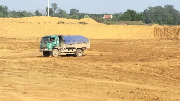 Xe tải ra vào chở đất đi bán san lấp gây ô nhiễm môi trường