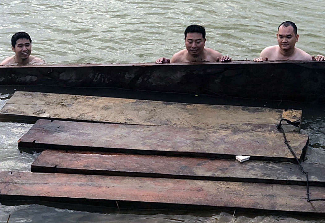 Tổ công tác thuộc Phòng Cảnh sát đường thủy Công an tỉnh Quảng Nam đã tiến hành trục vớt gỗ chìm dưới lòng sông do đối tượng tẩu thoát, chặt đứt dây buộc gỗ 2 bên thành ghe
