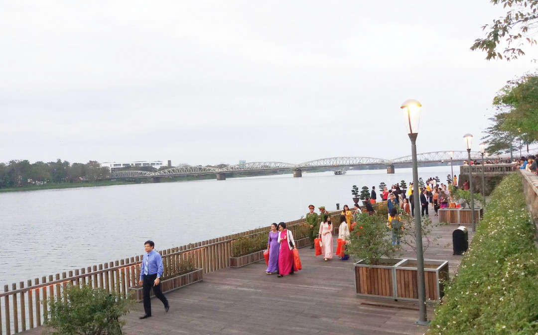 Đông đảo người dân và du khách đến vui chơi… trên cầu gỗ lim