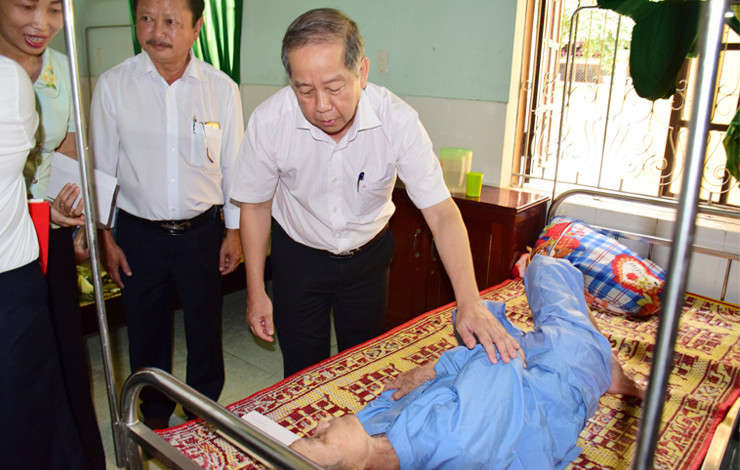 Ông Phan Ngọc Thọ- Chủ tịch UBND tỉnh Thừa Thiên Huế thăm hỏi, tặng quà cho người có công