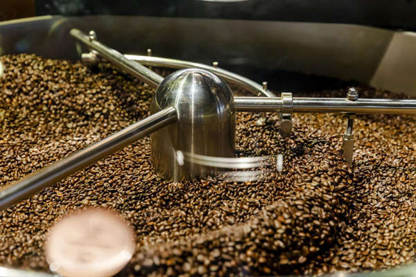 Hạt cà phê được khuấy trong một máy rang xay tại Starbucks Corp Reserve Ro Abbey ở New York, Mỹ vào ngày 11/12/2018. Ảnh: Bloomberg/Mark Abramson