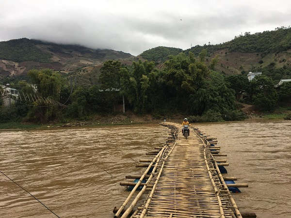 Hàng ngày người dân Hải Sơn đang phải đi tạm qua chiếc cầu phao thô sơ, rất nguy hiểm